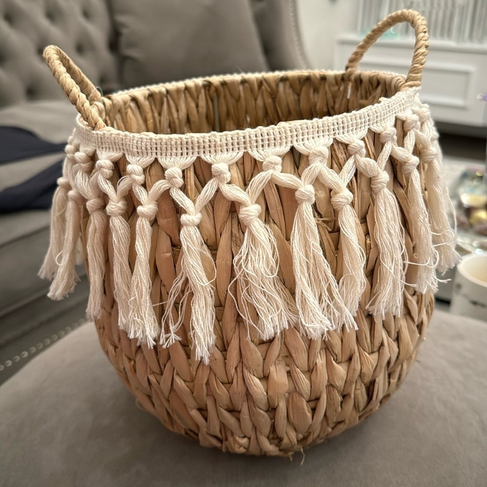 NWOT STRAW BASKET